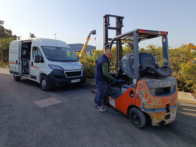 Photo d'un technicien qui réalise une maintenance sur un chariot élévateur toyota