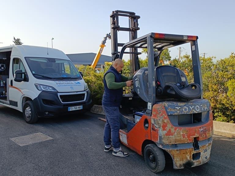 Photo d'un technicien qui réalise un entretien sur un chariot élévateur toyota